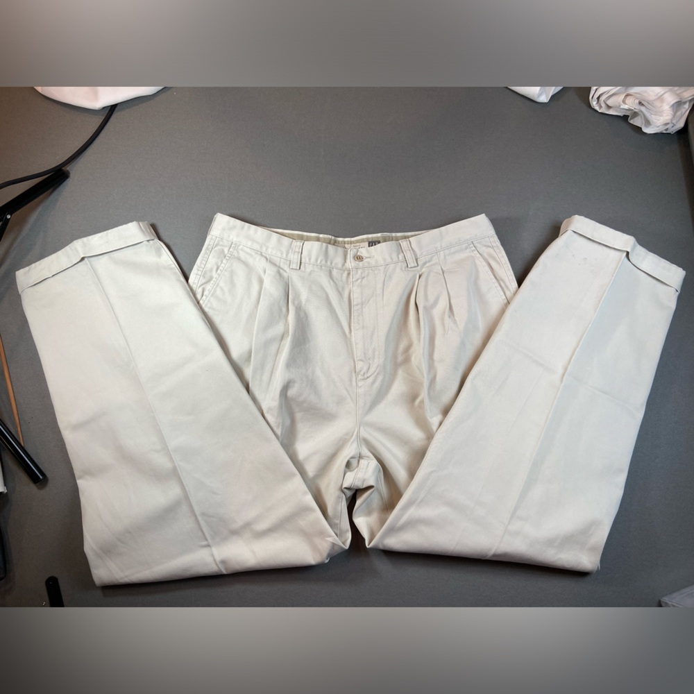 Gap‎ Men’s Khakis Cuff pleated front relaxed fit Full cut, straight Leg size